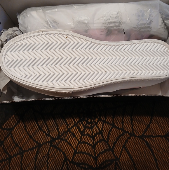 YRU Chill Bat Sneakers baby pink size 8 and 9 - Picture 2 of 4